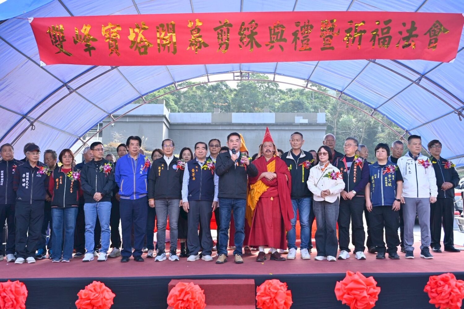 雙峰寶塔落成啟用典禮中，苗栗縣長鍾東錦（中）出席致詞，與地方民意代表及宗教界人士一同參與活動，現場氣氛莊重。（圖／記者林照東攝）