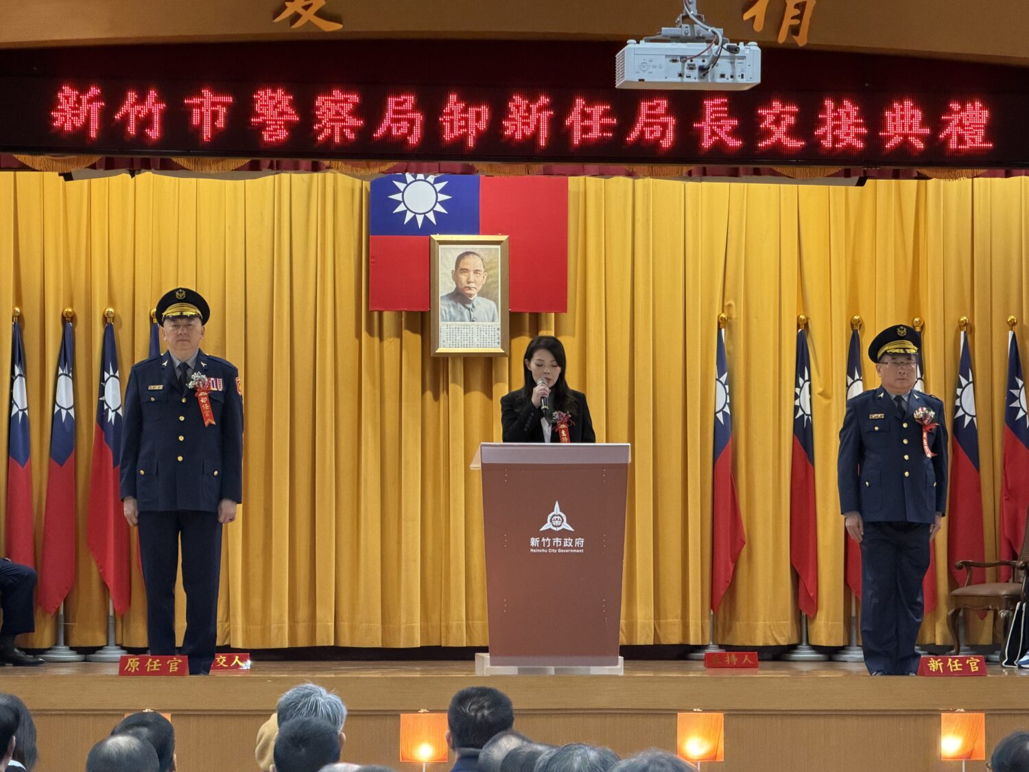 新竹市長高虹安於新卸任局長交接典禮中致詞，肯定卸任局長許頌嘉任內警政表現，並期勉新任局長陳源輝接續帶領警察團隊，持續強化治安、交通與打詐工作。（圖／記者林照東攝）