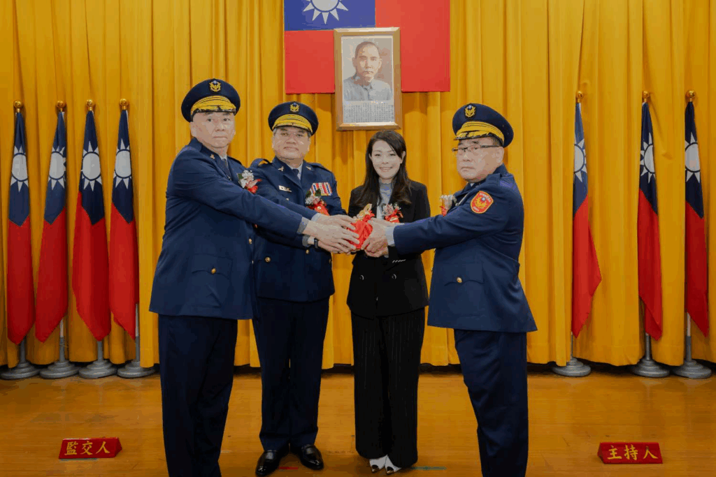 (左起)卸任局長許頌嘉、警政署副署長郭士傑、市長高虹安、新任局長陳源輝合握印信合影。（圖/記者林照東翻攝）