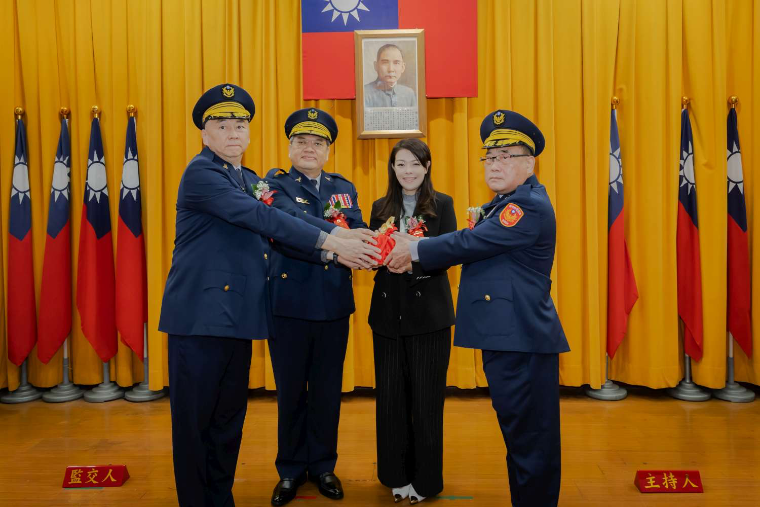 (左起)卸任局長許頌嘉、警政署副署長郭士傑、市長高虹安、新任局長陳源輝合握印信合影。（圖/記者林照東翻攝）