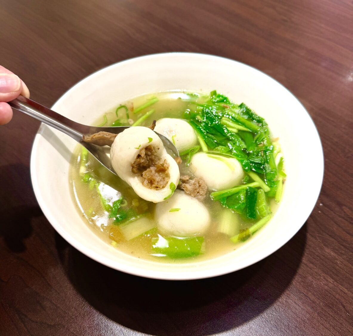 客家大湯圓顆顆渾圓飽滿、內餡紮實，湯頭清甜順口，一口咬下即可品嚐濃濃客家家鄉味。（圖／記者林照東攝）