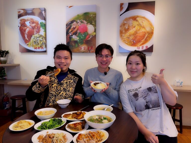 網紅虎克船長(左)、竹北市議員林禹佑(中)與禾日香魯肉棧二代女掌櫃鄭厤香(右)一同開箱必比登推薦料理。(圖/記者林照東攝)