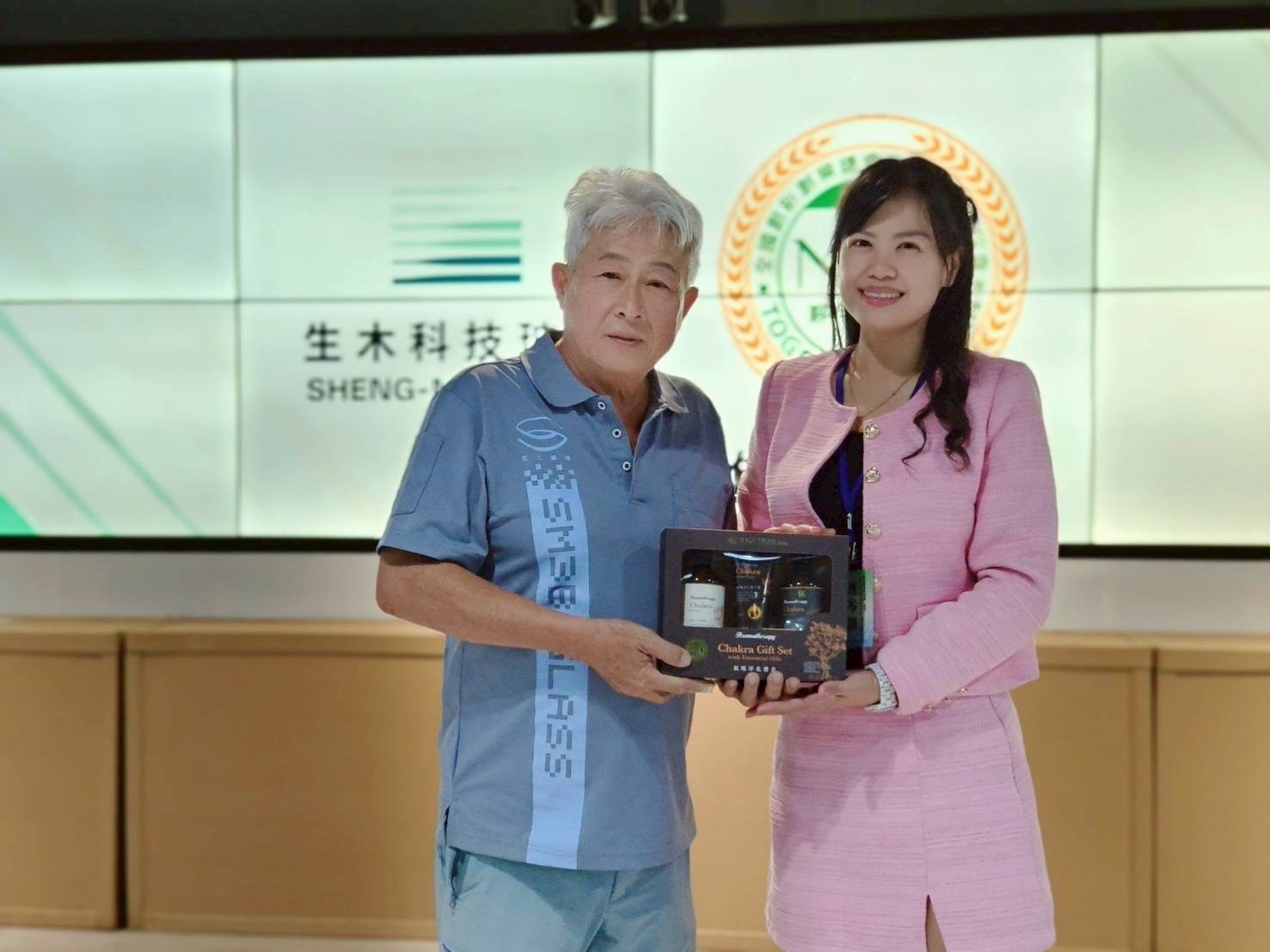 團體會員聯誼會簡岑穎會長致贈禮品，感謝生木科技玻璃蔡宗武楷模熱情接待與分享企業經驗。（圖/新創總會提供）