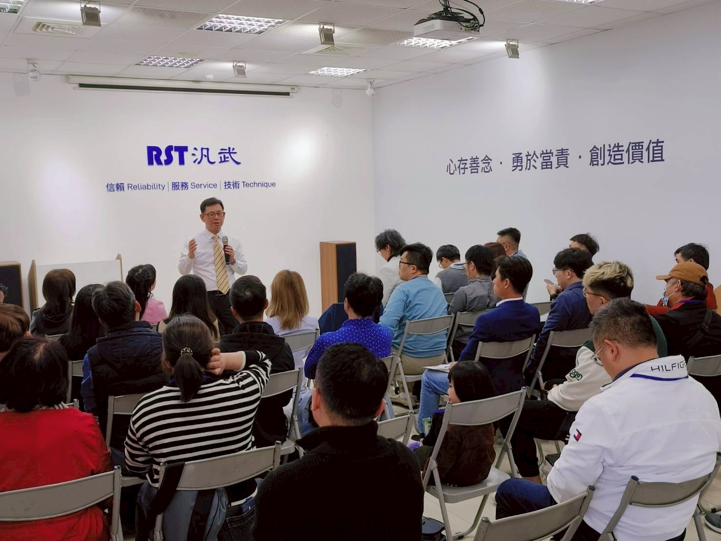 新創會員實地參訪汎武電機工業股份有限公司，由謝武吉董事長親自解說能源管理與節能設備應用。（圖/新創總會提供）