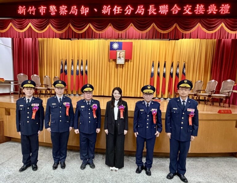 新竹市警察局於26日下午舉行卸、新任分局長聯合交接典禮,由新竹市長高虹安主持,多位新任、卸任警政幹部於會中合影,象徵警政責任傳承與團隊接續。(圖/記者林照東攝)