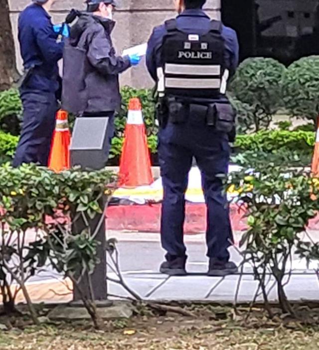 桃園藝文特區凌晨發生墜樓事件，婦人身穿紅衣墜落身亡，警方初步排除外力介入，詳細原因仍待釐清。（圖／翻攝自臉書社團《桃園大小事》）