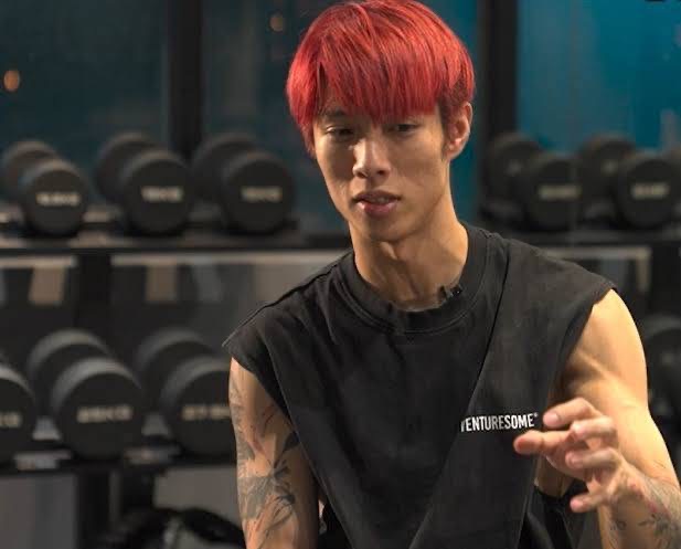 李育昇教練於健身訓練場域中進行教學示範 強調專業與安全原則。(圖/林照東翻攝)