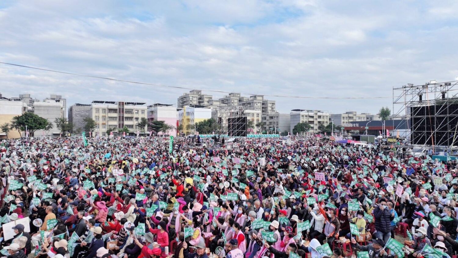 高雄鳳山西站造勢現場人潮綿延，群眾高舉標語、齊聚廣場。（圖／讀者提供）