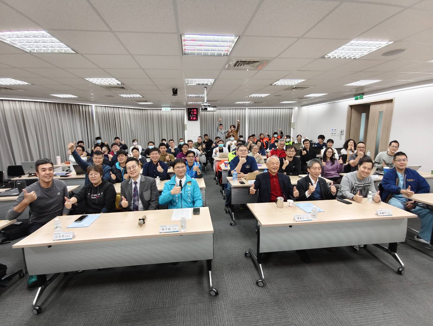 新竹縣政府消防局與東元綜合醫院共同舉辦「新竹EMS大補帖」新知分享活動，跨縣市救護人員齊聚一堂合影留念，象徵竹竹苗地區 EMS 朝向「一體化、同標準、同品質」目標邁進。（圖/記者張家燁翻攝）