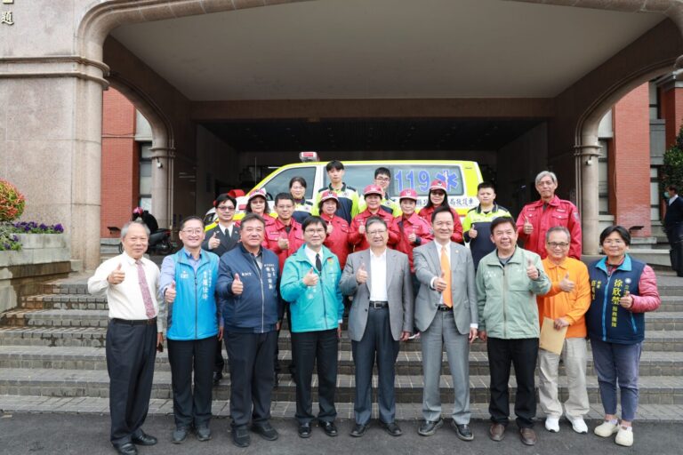 亞洲健康城股份有限公司捐贈之全新救護車正式配置於關西消防分隊，縣長楊文科與亞洲健康城董事長彭培業，偕同消防人員、義消及地方民代共同合影，象徵公私協力強化在地緊急醫療救護量能。（圖/記者張家燁翻攝）