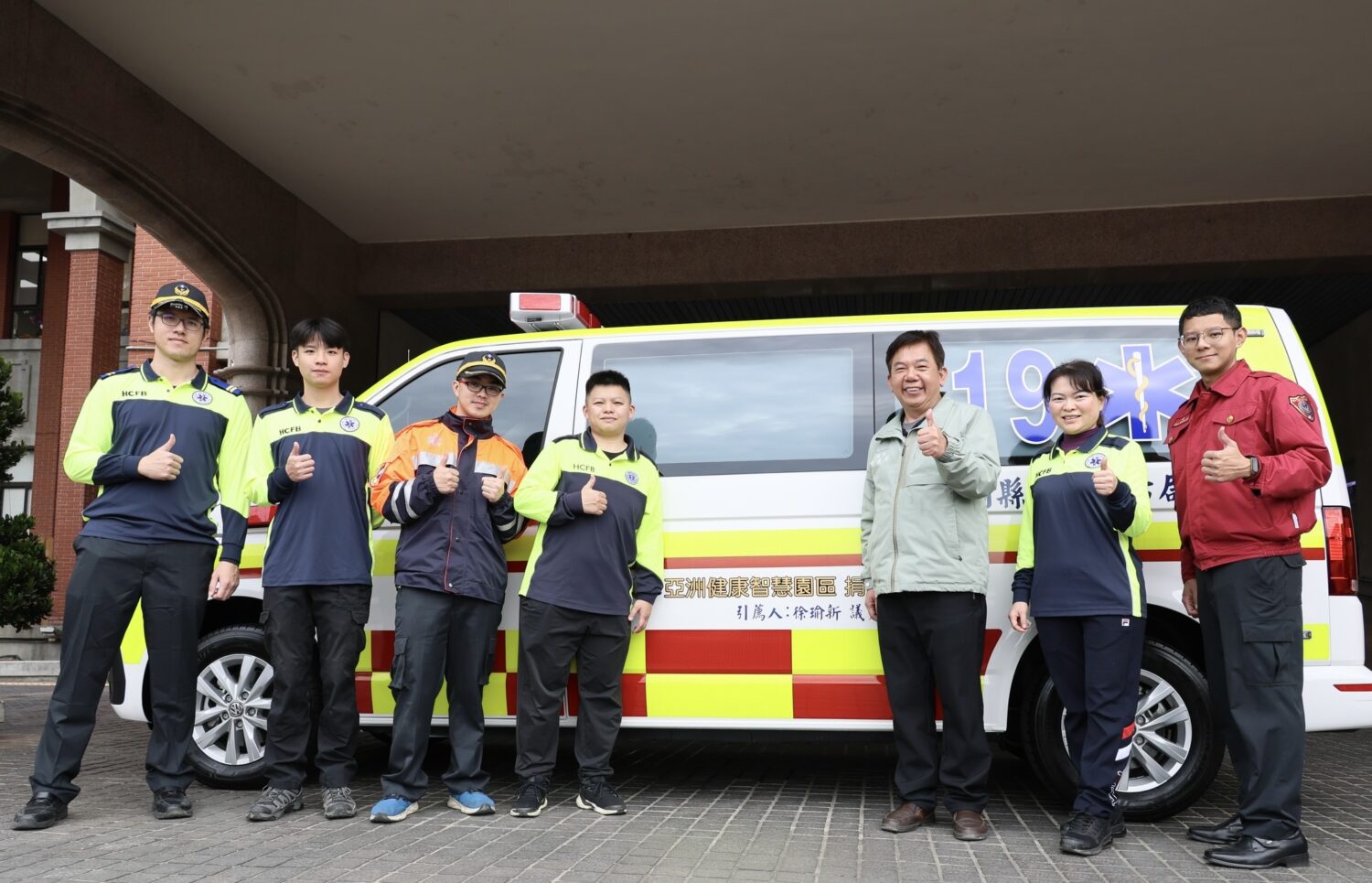 關西鎮鎮長陳光彩(右三)與關西消防分隊消防人員、救護志工於亞洲健康城股份有限公司捐贈之全新救護車前合影,彰顯第一線救護體系量能提升,為守護鄉親生命安全再添關鍵助力。(圖/記者張家燁翻攝)