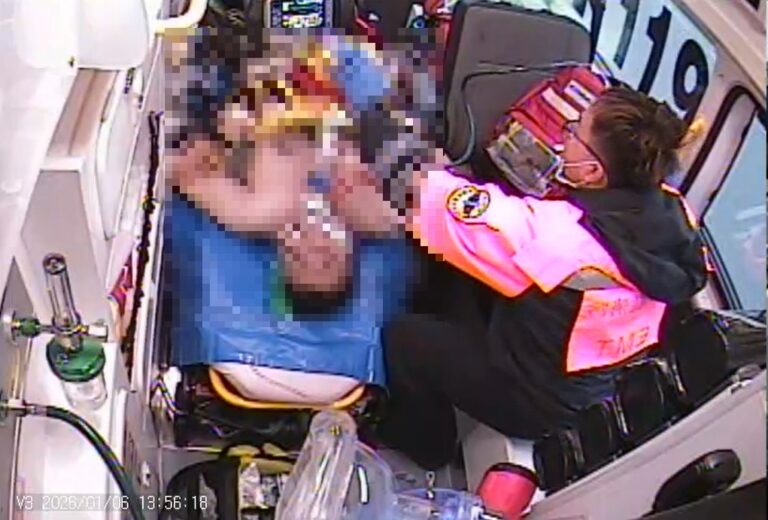 救護車內影像顯示，救護人員於送醫途中持續對患者施行高品質心肺復甦術（CPR）、藥物治療及電擊監測，並同步回報院方，成功銜接院前葉克膜啟動時機。（圖/記者張家燁翻攝）