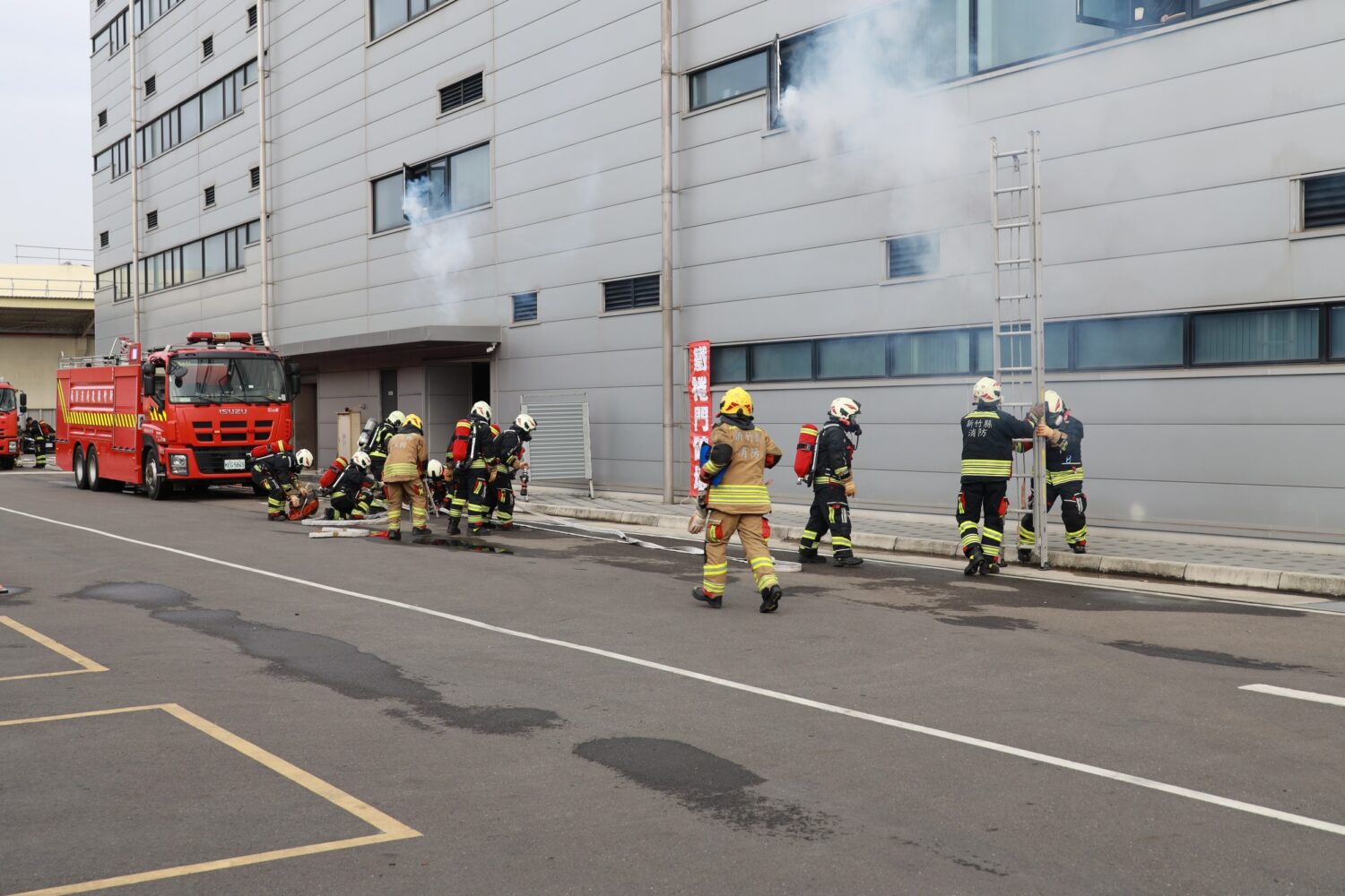 演習模擬工廠火災情境，消防人員迅速部署水線並展開人命搜救與火勢控制作業，完整演練大型工廠火災搶救流程，強化第一線應變能力。（圖/記者張家燁翻攝）