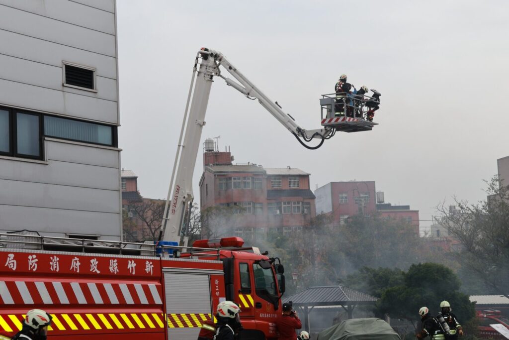 消防人員運用雲梯車及高空救援裝備進行立體救災演練，結合科技救災設備，提升高樓火災與工廠事故之搶救效率與人員安全。（圖/記者張家燁翻攝）