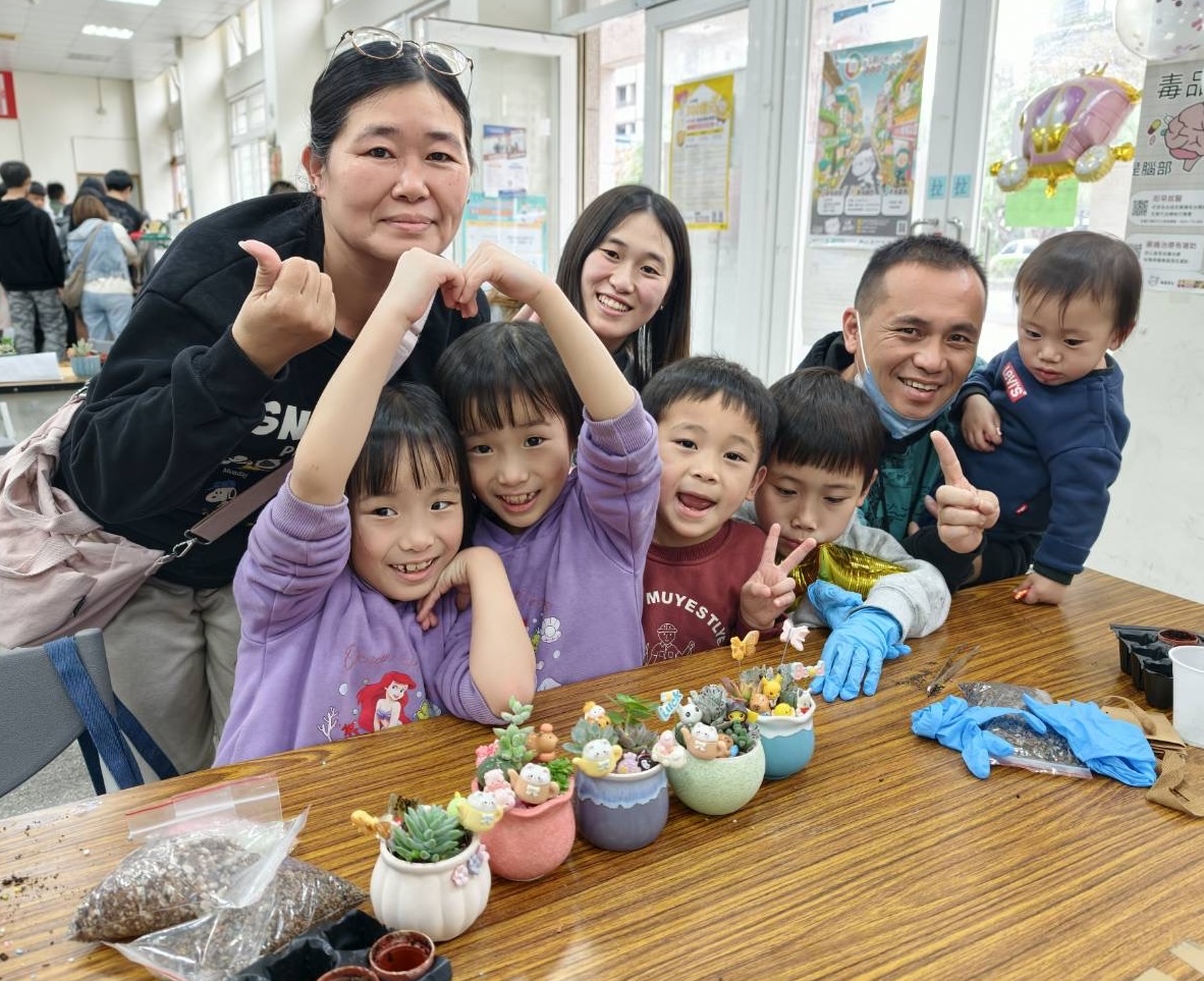 社會住宅親子多肉植物組盆DIY活動現場，家長陪同孩子挑選多肉植物與盆器，透過手作體驗學習植栽照顧知識，在互動中增進親子情感連結。（圖/記者張家燁翻攝）