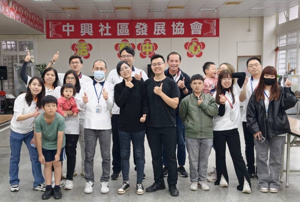 「社會住宅親子多肉植物組盆DIY」活動圓滿落幕，大管家房屋管理團隊與社會住宅住戶及親子家庭合影留念，展現社宅推動親子共學、社區交流與溫暖凝聚的豐碩成果。（圖/記者張家燁翻攝）