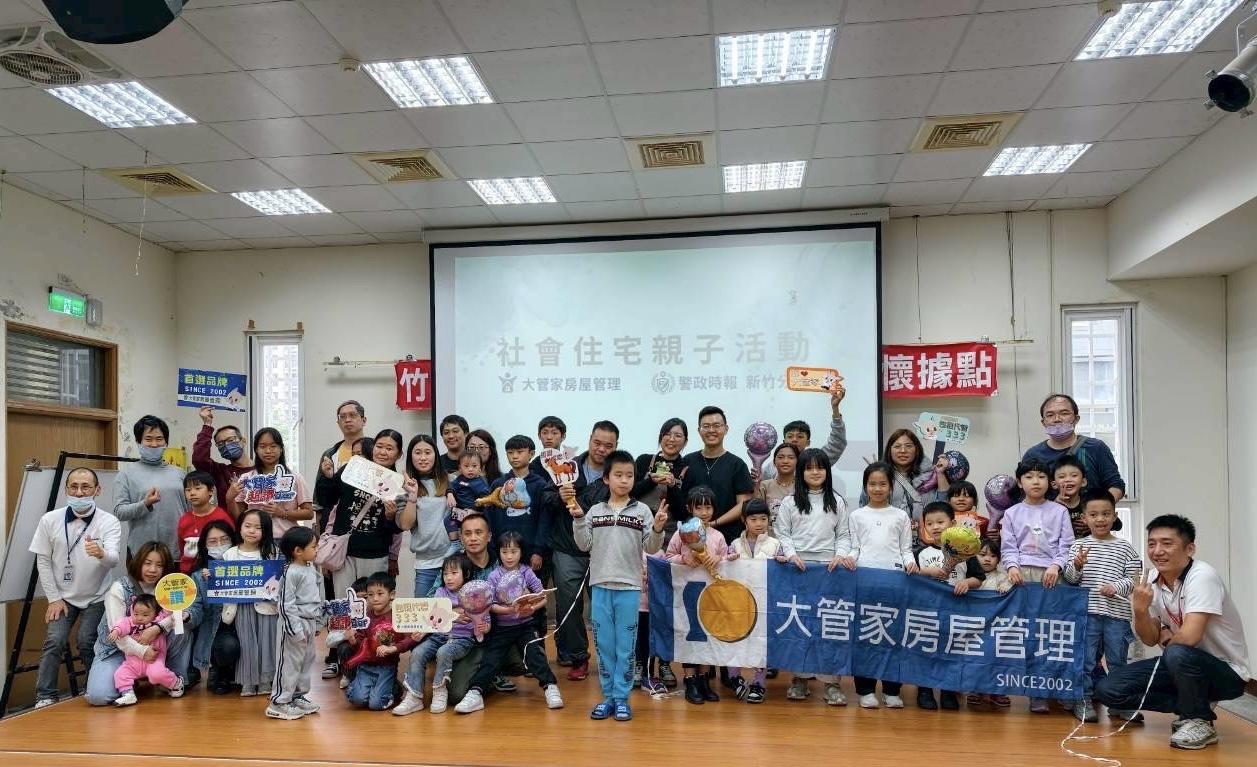 「社會住宅親子多肉植物組盆DIY」活動圓滿舉行，大管家房屋管理與社會住宅家庭大合照，展現社宅推動親子共學、共樂與社區凝聚的溫馨成果。（圖/記者張家燁翻攝）