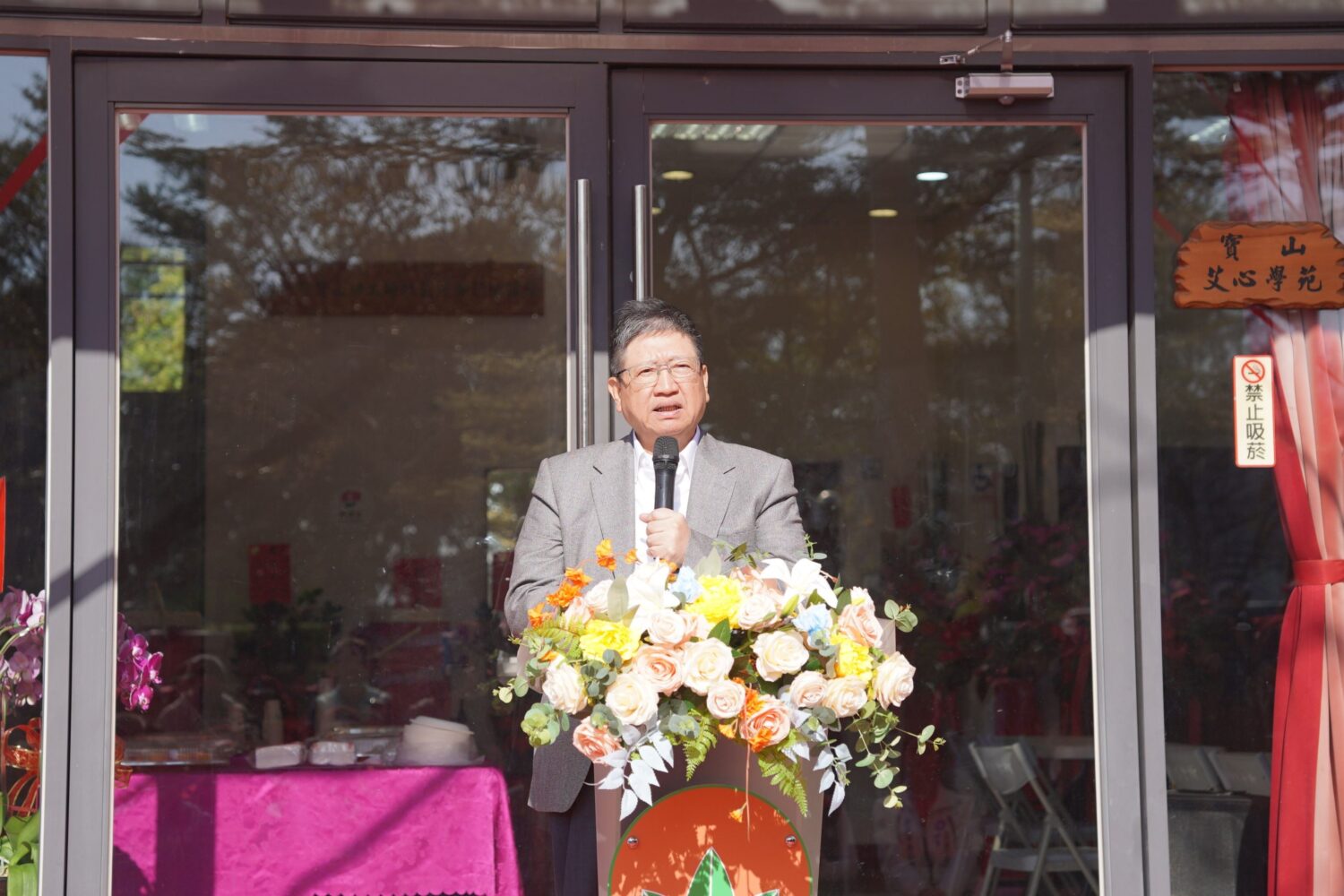 新竹縣長楊文科於消防局第四大隊揭牌典禮中致詞表示，成立第四大隊是因應科學園區高風險特性的重要布局，期盼透過超前部署，全面提升防救災量能，守護縣民生命財產安全。（圖/記者張家燁翻攝）