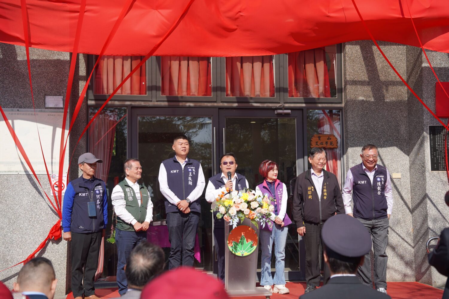 新竹縣政府消防局第四大隊19日舉行揭牌典禮，縣長楊文科（中）與多位縣議員、科學園區管理局代表、鄉鎮首長及消防、義消同仁共同出席，見證新竹縣消防體系發展的重要里程碑。（圖/記者張家燁翻攝）