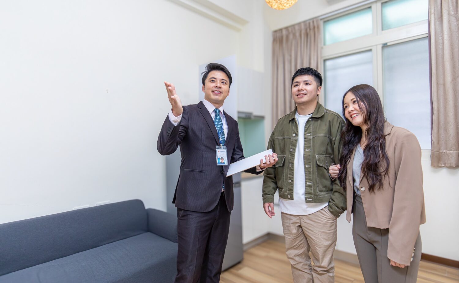 大管家房屋管理人員陪同租屋民眾實地查看屋況，逐項說明居住空間與使用規範，透過專業管理與即時溝通，建立安心、穩定的租賃關係。（圖/記者張家燁拍攝）