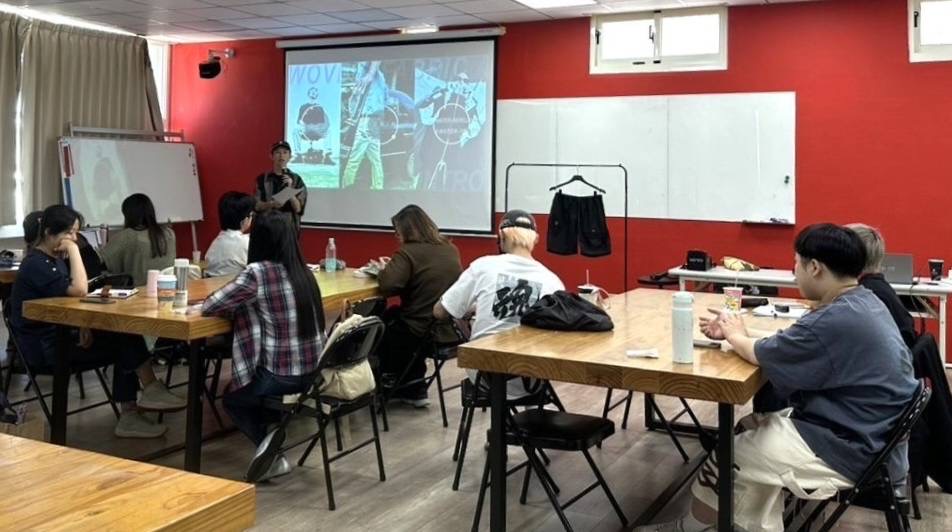 衣啟飛翔創客基地開辦實體技術培訓課程與趨勢講座,提供全面的職能服務。(圖/記者黃溎芬翻攝)