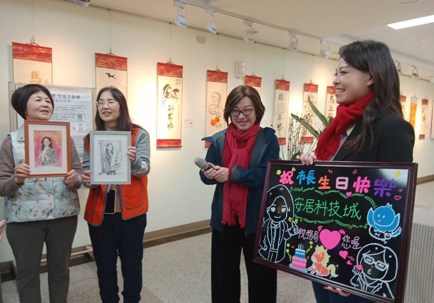 人氣紅不讓的高虹安市長在稅務局贈春聯活動，驚喜獲贈可愛生日禮物，笑得燦爛又開心。（圖/記者黃溎芬翻攝）