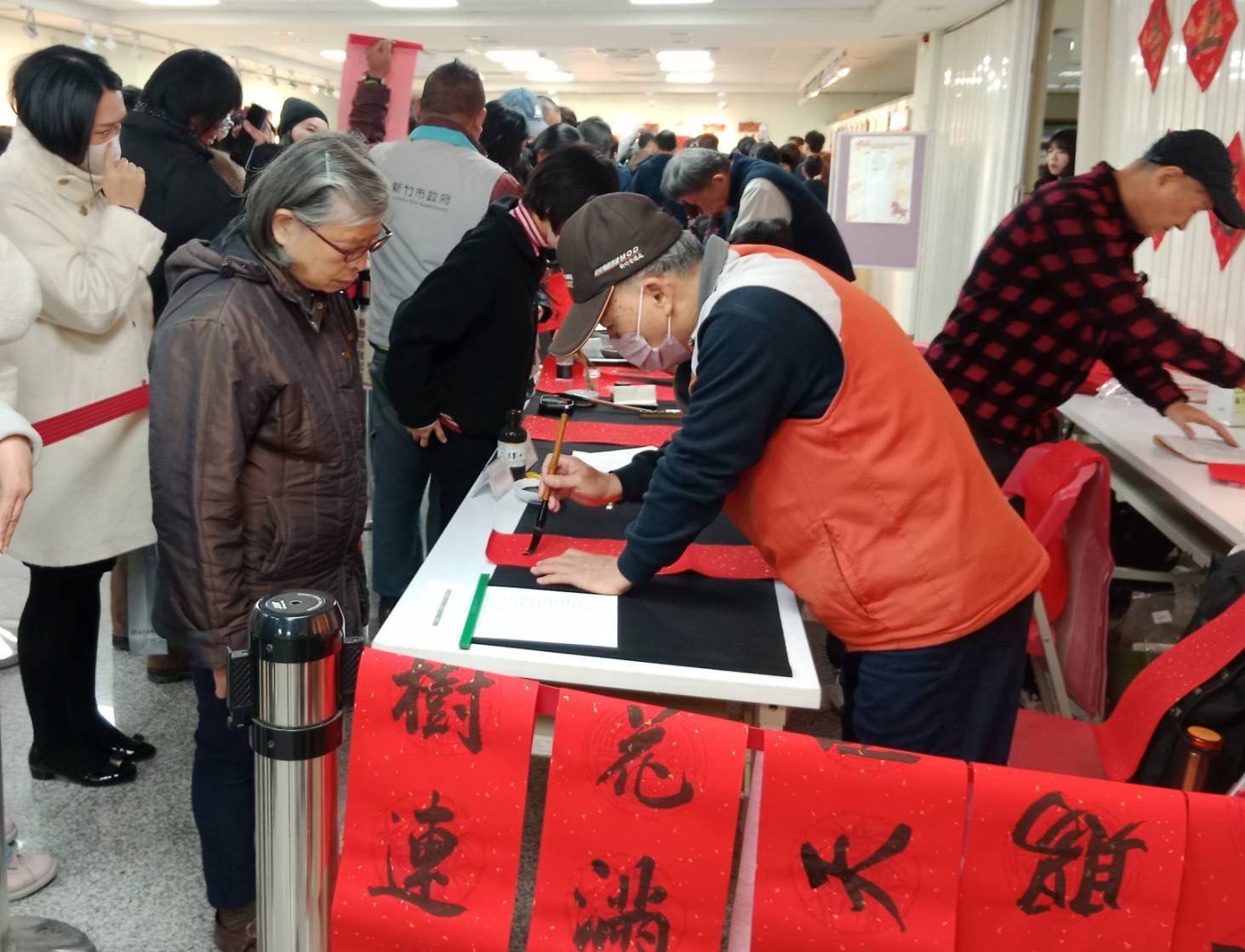 新竹市稅務局名師揮毫送春聯活動開辦22年，深受市民喜愛。（圖/記者黃溎芬翻攝）