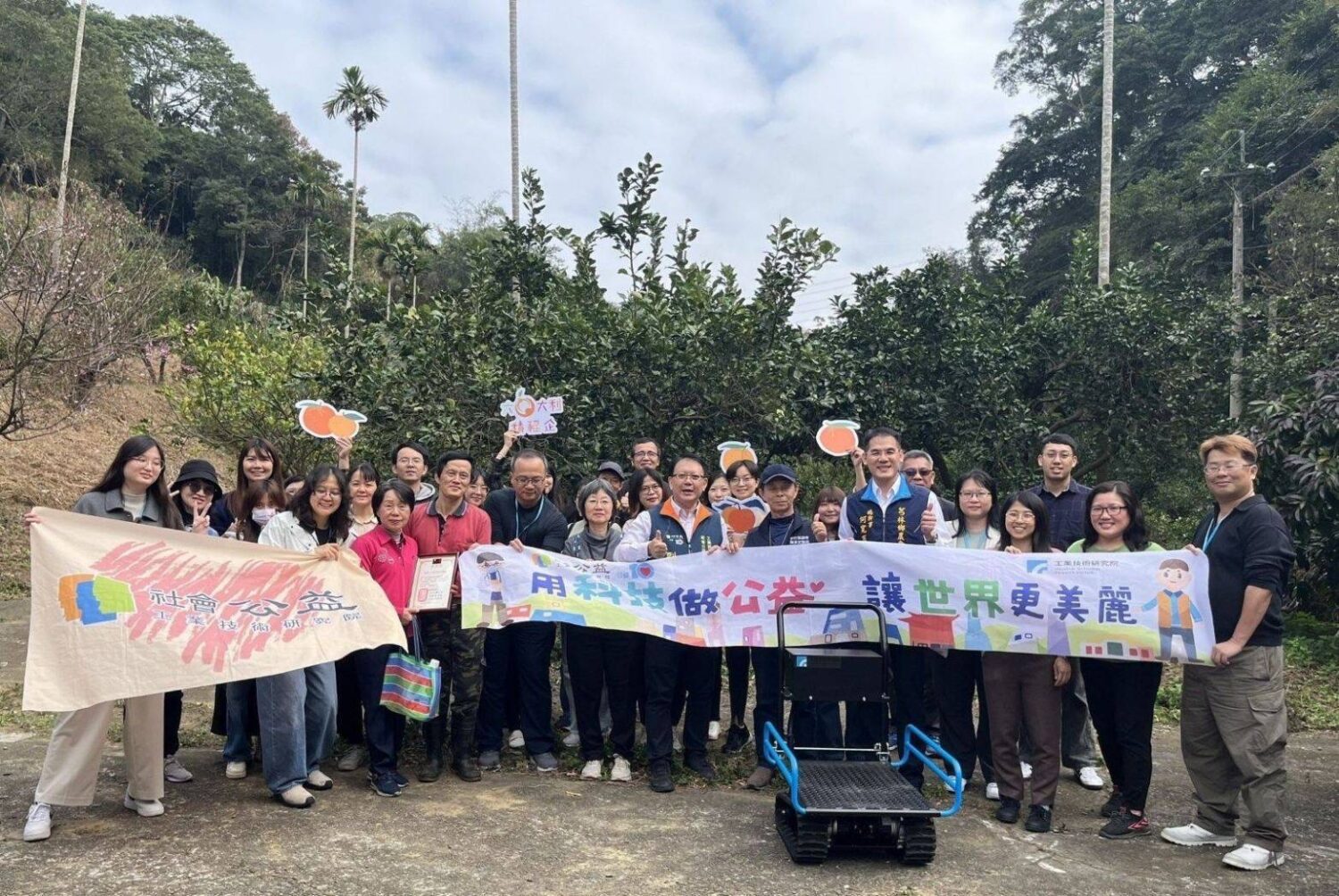 工研院號召公益夥伴共同認購桶柑,15年回饋逾240家輸送寒冬暖意。(圖/記者黃溎芬翻攝)