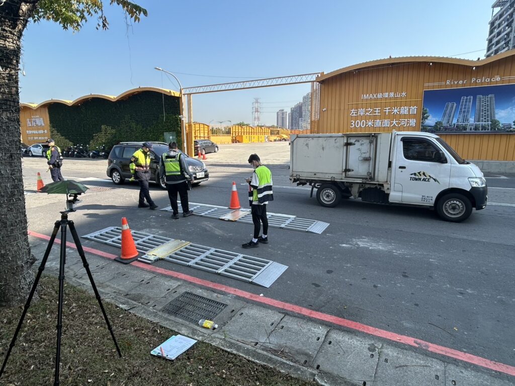 攔查現場(圖/記者戴昱弘 翻攝)