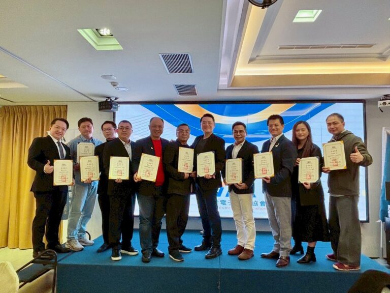 「台灣電子商務協會」理事長羅允俊(右五)與新任理監事合影。(圖/台灣電子商務協會提供)
