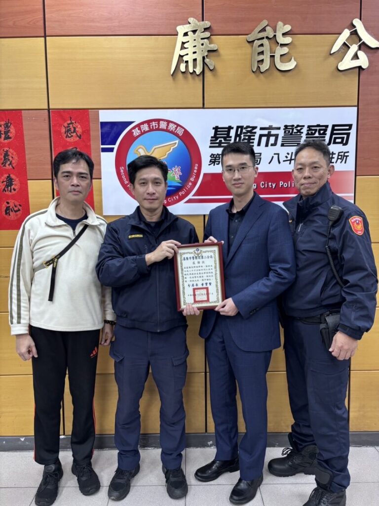 八斗子所結合法律專業引進義務顧問強化執勤品質，八斗子所巡佐陳伯瑞、所長陳志峰、律師高群倫、副所長李明志（左至右）。(圖／記者薛秀蓮 翻攝)