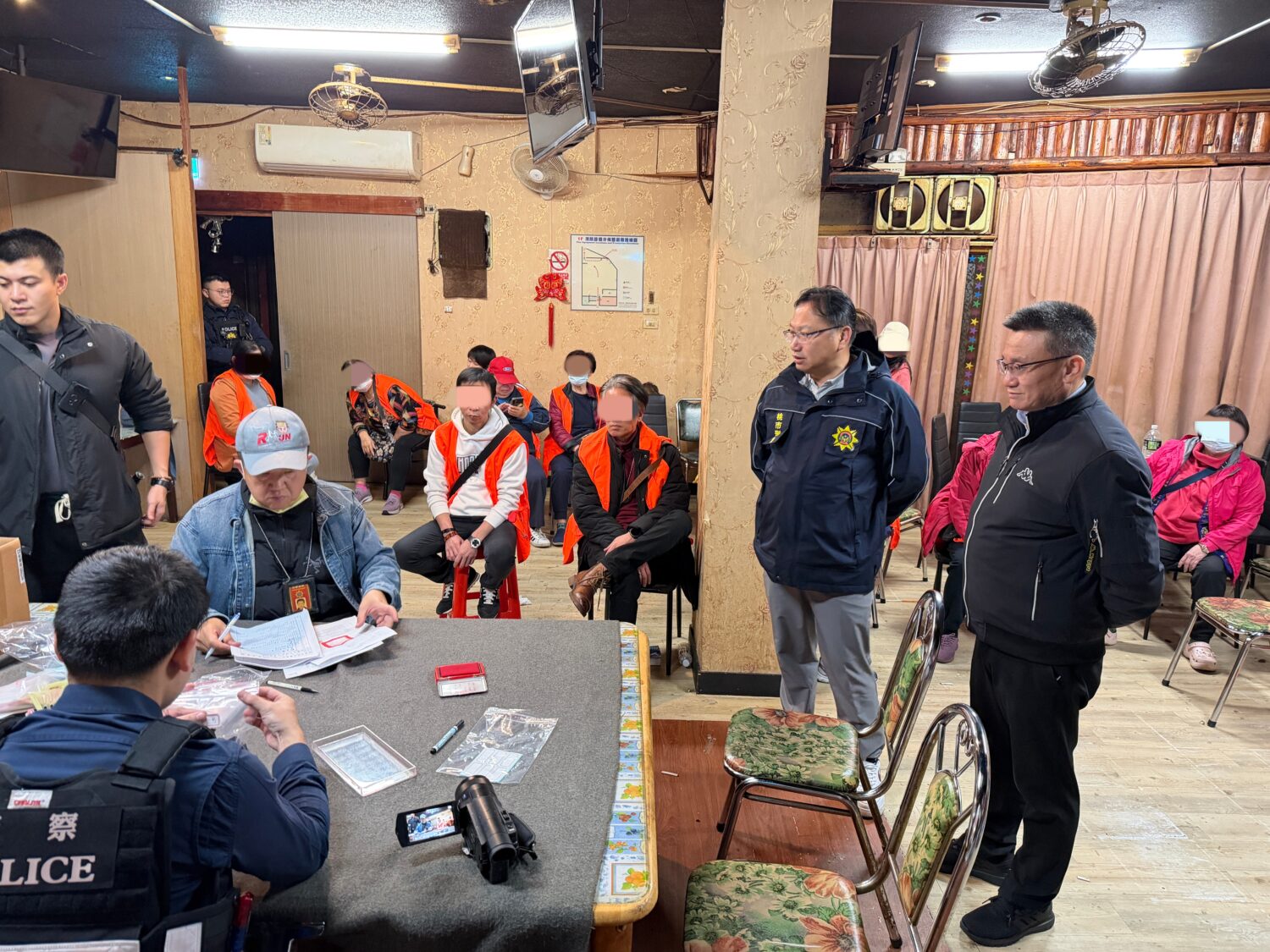 中壢分局日前接獲情資，發現具有幫派背景的56歲江姓男子，疑似暗中經營職業賭場牟利。警方立即成立專案小組，經連日蒐證後，持搜索票一舉破獲賭場。（記者翻攝）