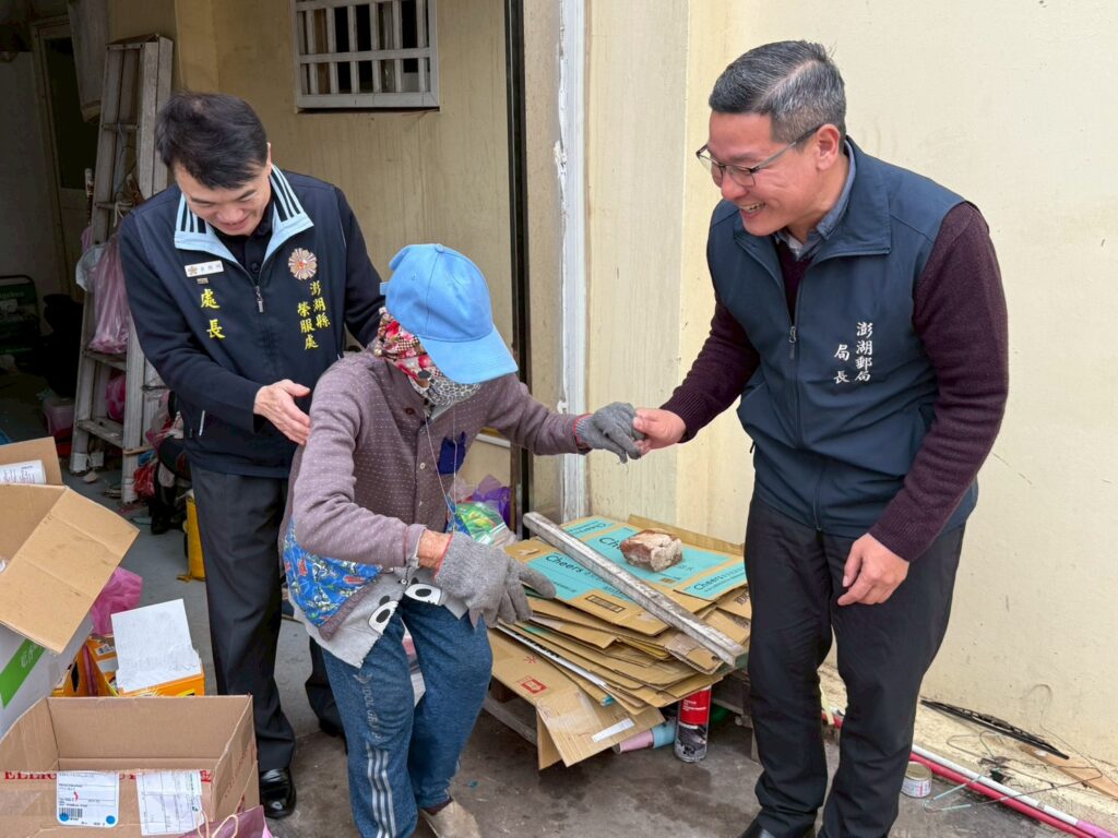 澎湖郵局蔡南德局長探視高齡獨居榮民，關心長者生活狀況。(圖／澎湖郵局提供)