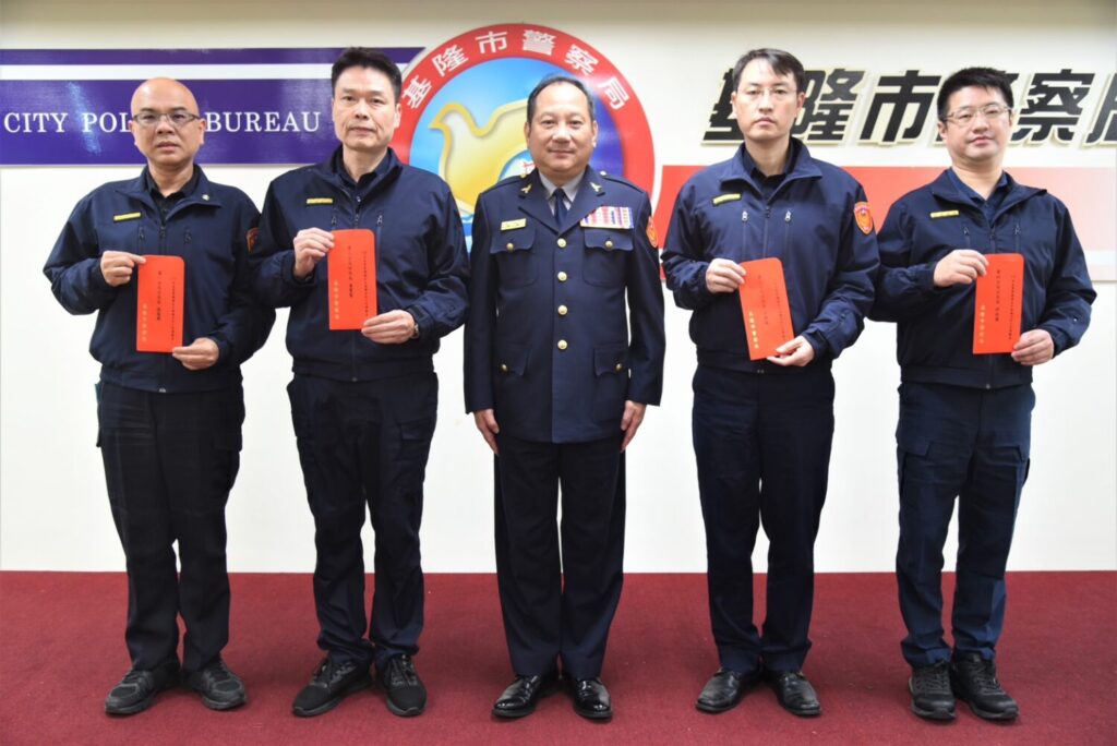 林局長轉頒「警政署各機關首長114年維護治安工作獎勵金」。(圖／記者薛秀蓮 翻攝)