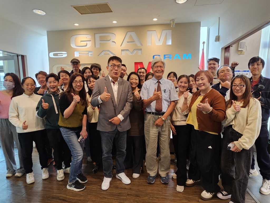 小馬老師與格蘭英語創辦人蘇起銓、執行長陳慧琳與全體學員合影。(圖/群燿企管提供)