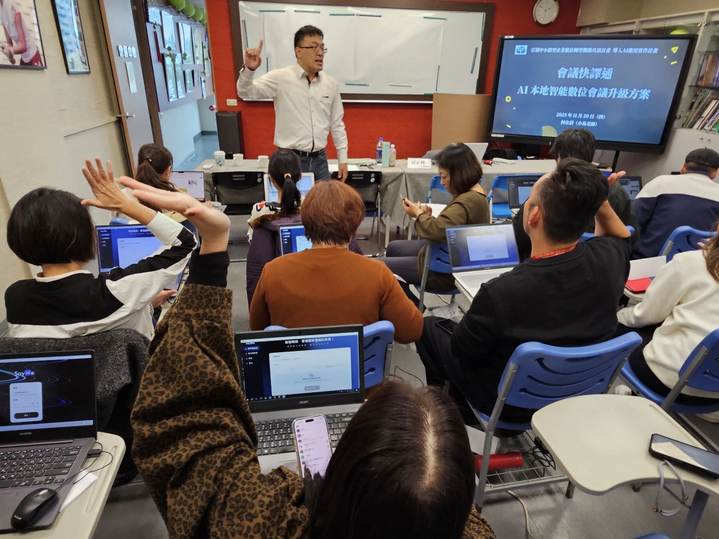 小馬老師親手帶領學員掌握AI絕招——創造省時80%、效率3倍等驚人成效。(圖/群燿企管提供)