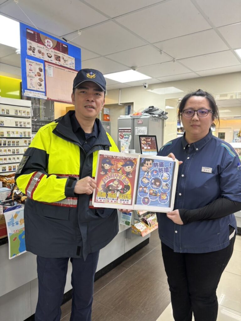 警方於轄內各社區、宮廟進行防竊宣導。(圖／記者薛秀蓮 翻攝)