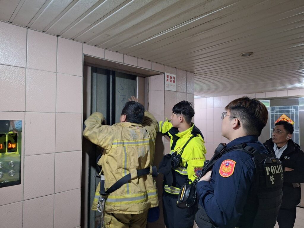 警消於現場協助受困民眾脫困。(圖／記者薛秀蓮 翻攝)