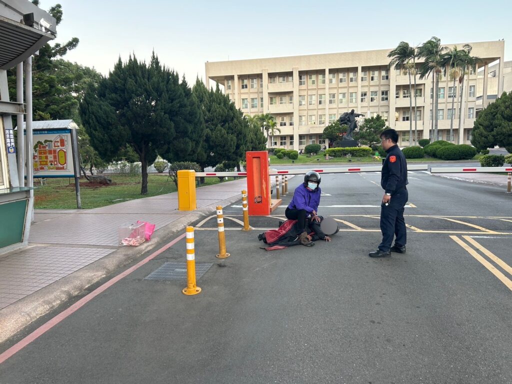 日前游姓慣竊前往中央警察大學盜取校內土地公廟香油錢箱，但騎車出校門時神明「顯靈」，香油錢箱落地發出聲響引起警衛隊員注意，最終遭逮。（記者翻攝）