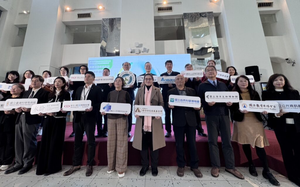 由教育部、部屬館所及各基金會代表共同簽署「永續發展宣言」，會計研究發展基金會王怡心董事長（前排中）宣示攜手推動永續教育、淨零減碳與社會責任行動。(會研基金會提供)