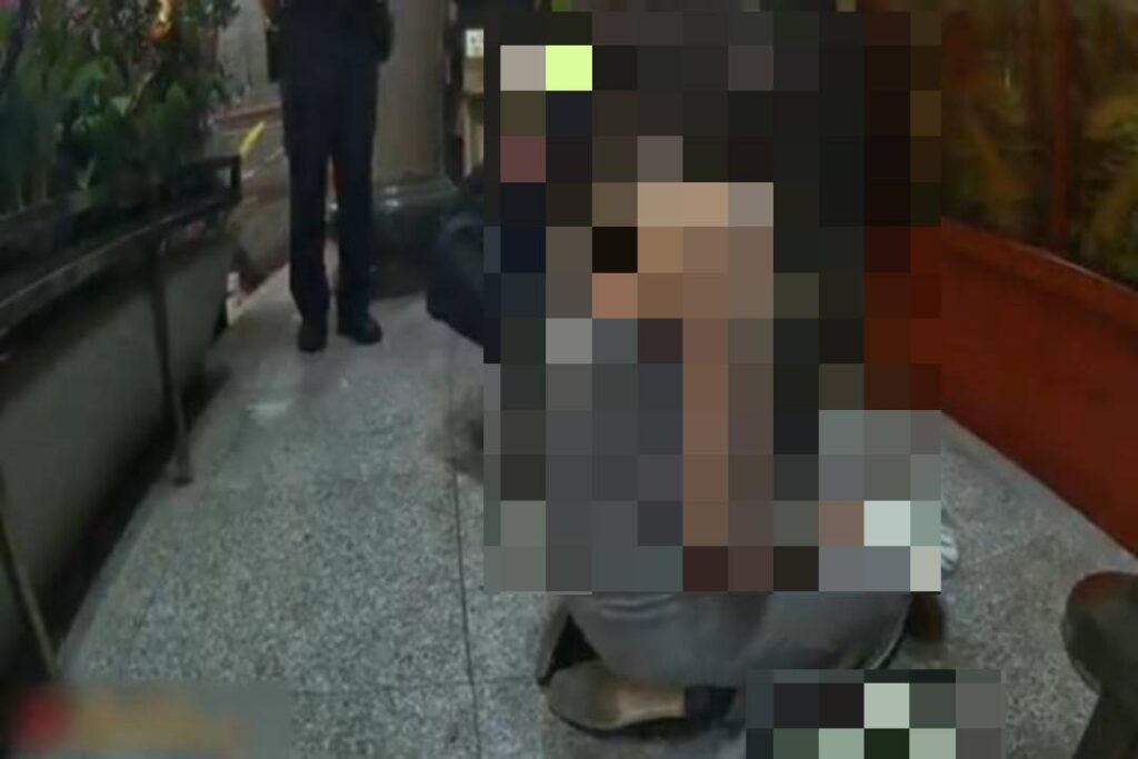 警方獲報後到場關心女子情緒。(圖/記者薛秀蓮 翻攝)