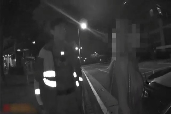 警方護送心情低落獨自飲酒女子返家。(圖/記者薛秀蓮 翻攝)