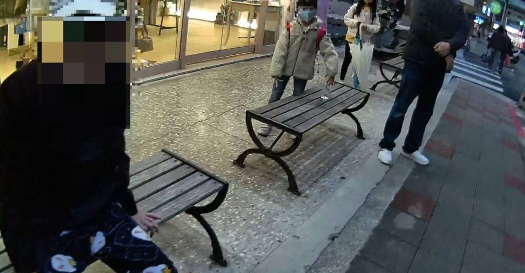 員警獲報到場即上前關心老翁 。(圖/記者薛秀蓮 翻攝)