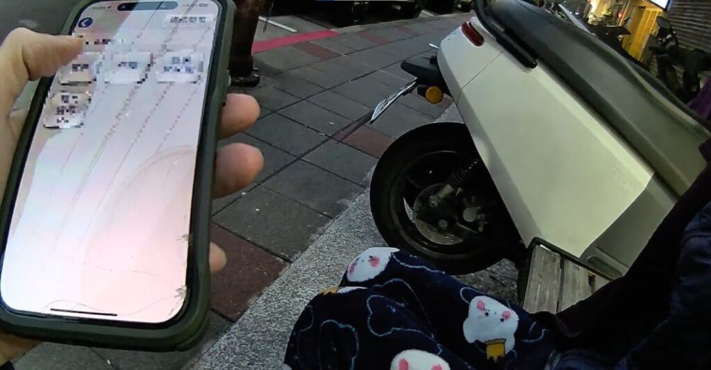 員警積極查尋老翁真實身分。(圖/記者薛秀蓮 翻攝)