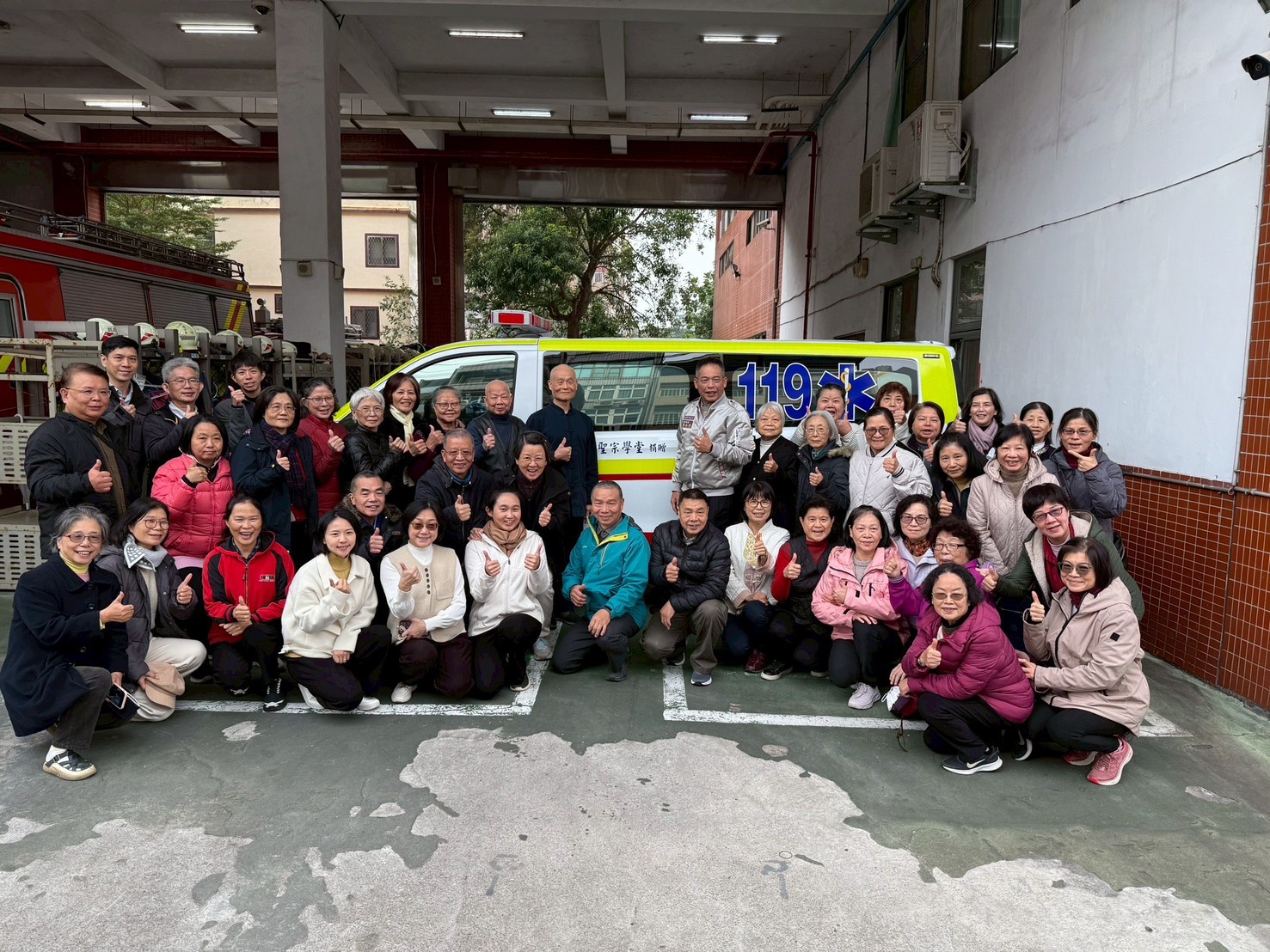 桃市政府消防局今(6)日獲贈2部救護車,分別來自「聖宗學堂」及善心市民黎高興先生,為中壢地區緊急救護量能再添強力後盾。(記者翻攝)