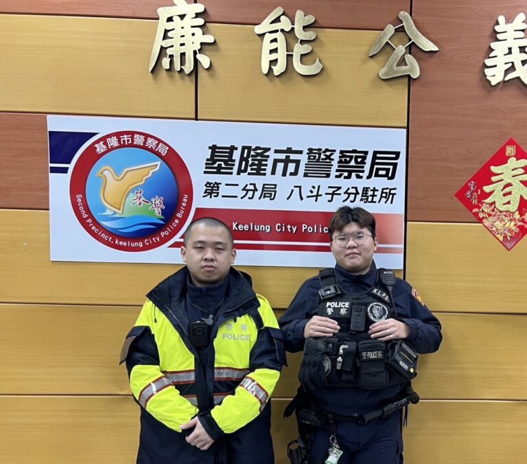 第二分局八斗子分駐所實習生黃閎楷、警員胡品宏（左至右）。(圖／記者薛秀蓮 翻攝)
