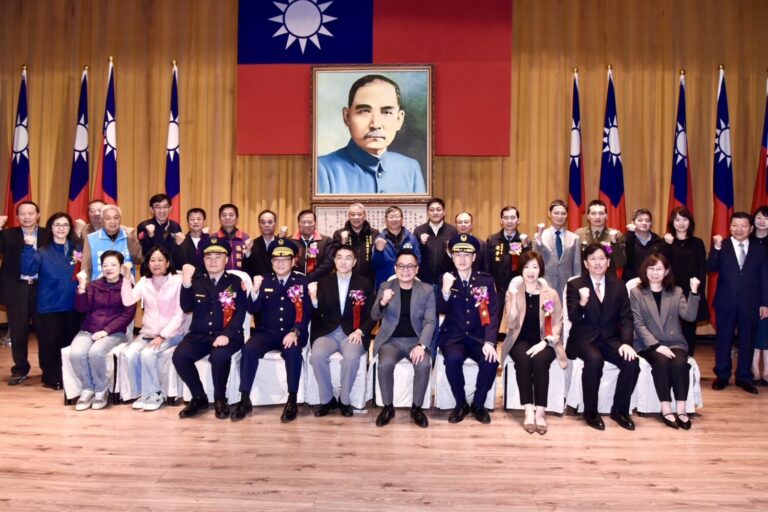 基隆市警察局卸、新任分局長與會來賓合影交接典禮圓滿完成。(圖／記者薛秀蓮 翻攝)