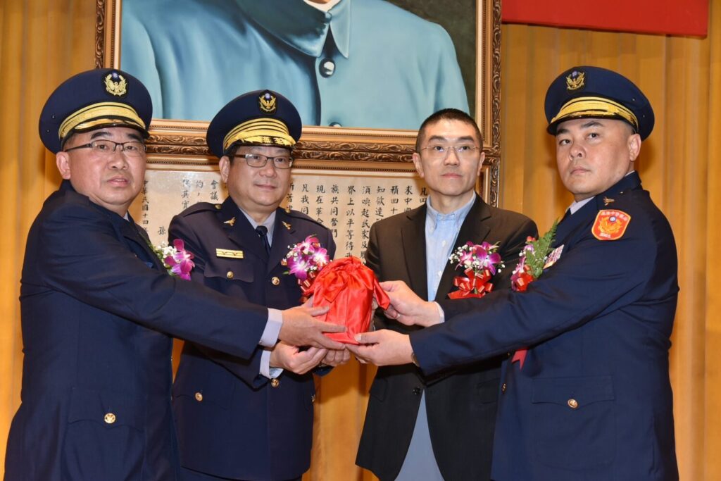 第三分局卸、新任人員交接印信(由左至右)副分局長許耀彬、局長林信雄、市長謝國樑、分局長陳盈元。(圖／記者薛秀蓮 翻攝)