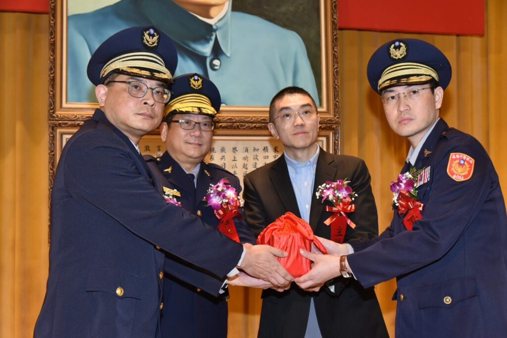 第四分局卸、新任人員交接印信(由左至右)副分局長廖尉賓、局長林信雄、市長謝國樑、分局長侯興龍。(圖／記者薛秀蓮 翻攝)