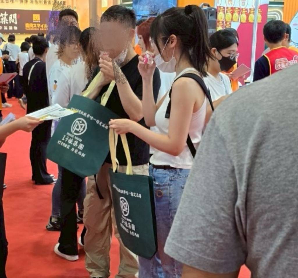 王子娘團隊在加盟展除了提供諮詢服務，還贈送提袋。（圖／王子娘提供）